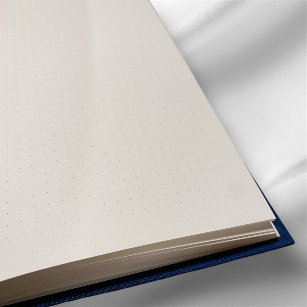 Gepunktetes Notizbuch mit Name
